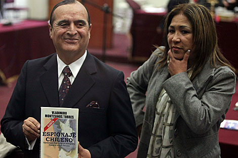 Vladimiro Montesinos muestra su libro a la prensa, previo al juicio. | Efe