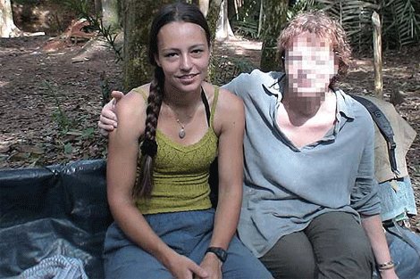 Tanja junto a su madre en la selva. | Foto extrada del libro