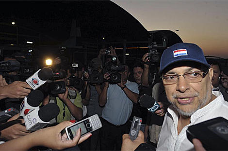 Fernando Lugo atendiendo a la prensa el pasado 24 de septiembre. | Reuters