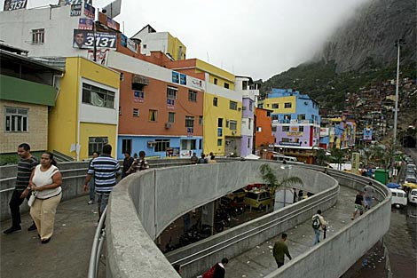 Habitantes de la favela Rocinha en la jornada de las elecciones.| Efe