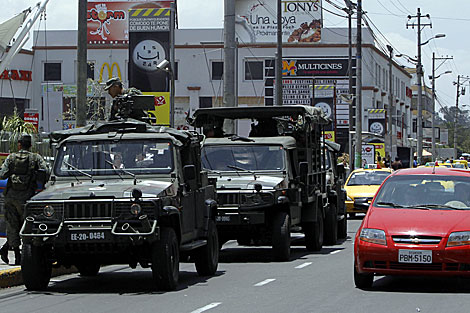 Militares por las calles de Quito. | Reuters