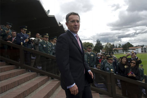 lvaro Uribe en una ceremonia de las Fuerzas Armadas de Colombia. | AFP