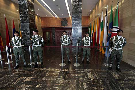 Militares ecuatorianos custodian el edificio de la Asamblea Nacional en Quito. | Efe