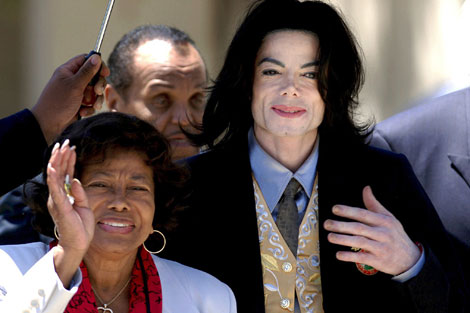 Michael Jackson junto a su madre. Atrs su padre, Joe Jackson. | ELMUNDO.es