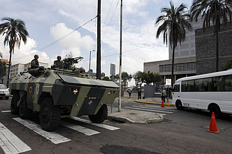 Un tanque militar frente al Congreso de Ecuador este martes. | Reuters