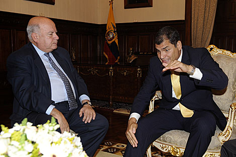 Insulza (i) junto a Correa en Quito el pasado uno de octubre.