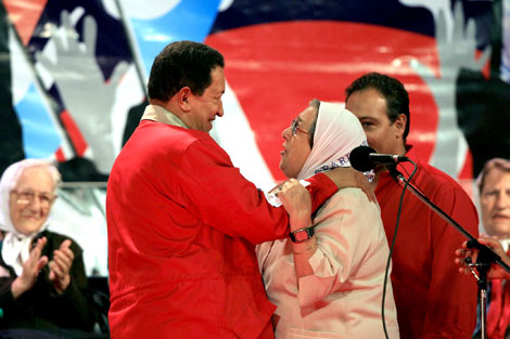 Hebe de Bonafini se abraza con el presidente Chvez. | ELMUNDO.es
