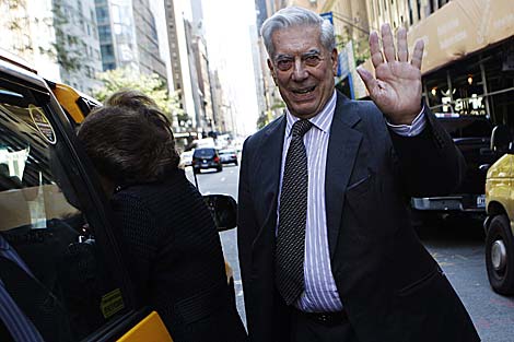 Vargas Llosa saluda antes de tomar un taxi en Nueva York. | Reuters