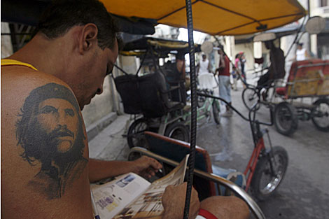 Un hombre con un tatuaje del che en La Habana. | Reuters