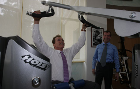 Schwarzenegger ensea a Medvdev algunos ejercicios. I Twitter