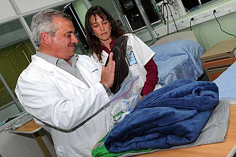 El ministro chileno de Salud, Jaime Maalich, en el hospital de Copiap, | Efe