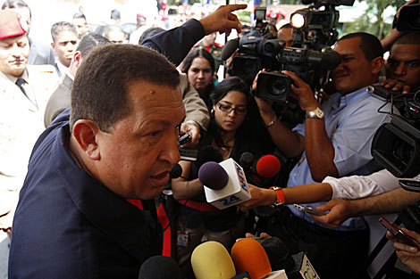 Hugo Chvez habla con la prensa antes de su visita a Europa. | Efe