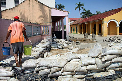 Un hombre trabaja en la reparacin de viviendas en Tlacotalpan, Veracruz. | EFE