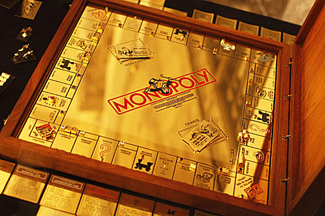 Juego de Monopoly de oro. | Reuters