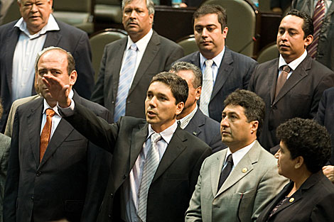 El diputado Julio Cesar Godoy jura en su cargo. | Efe