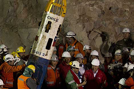 El minero Luis Urza saluda al presidente Piera tras ser rescatado por la 'Fnix 2'. | Efe