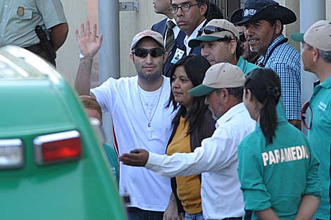 Yonni Barrios saluda a su salida del hospital. | AFP