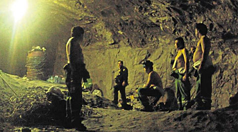 Los mineros, con un rescatista. | La Tercera//Armada de Chile VEA MS FOTOS