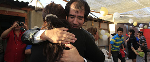 Vctor Segovia abraza a una familiar al llegar a su casa. | AP