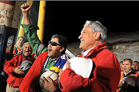 EEl ltimo minero rescatado Luis Urza (i) celebra su salida junto al presidente Piera (d). | EFE