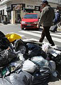La ciudad de Buenos Aires queda repleta de basura por un conflicto ...
