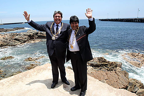 Alan García y Evo Morales posan en la costa del puerto de Ilo. | Reuters