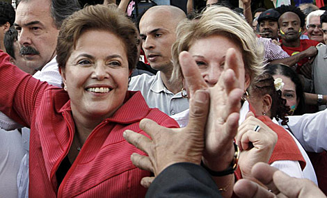 Dilma Rousseff saluda a sus seguidores durante un acto en So Paulo. | Reuters
