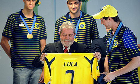 Lula da Silva, con una camiseta de la selección brasileña de voley. | AFP