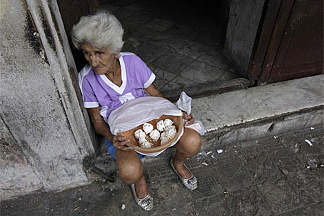 Una anciana cubana vende dulces en una esquina de La Habana. | Reuters