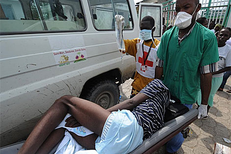 Un hombre llega a un centro de St. Marc (norte) para recibir asistencia. | AFP