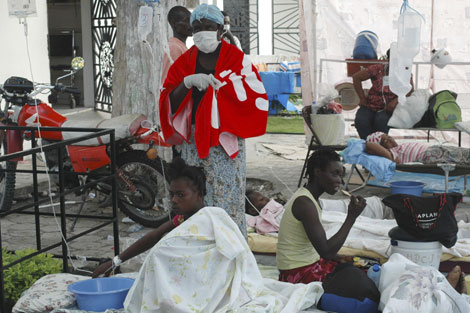 Varias personas enfermas de clera esperan a ser atendidas. I Reuters