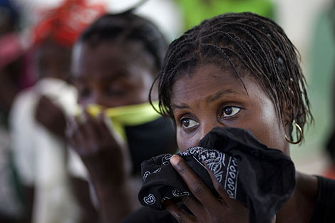 Aguardan en el hospital de Grande-Saline a sus hijos con sntomas de clera. | AP