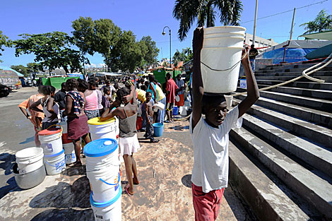Un nio busca agua potable para no contagiarse clera. | AFP