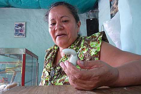 Mara Carrizales Ramrez ensea el huevo de su gallina 'Margarita'. | Francisco Argello