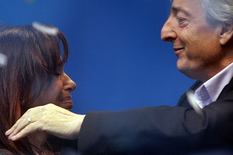 La presidenta argentina, Cristina Fernndez, con su marido, Nstor Kirchner. | Reuters