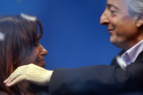 Néstor Kirchner mirando a su mujer Cristina Fenández. | Reuters