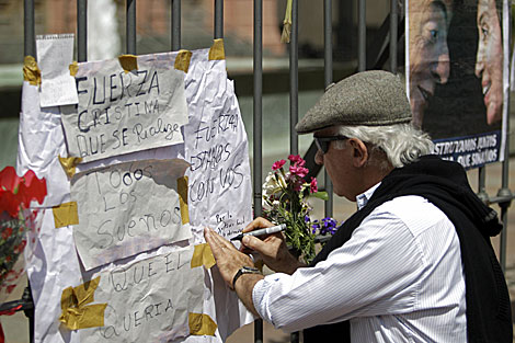 Un hombre escribe un cartel de apoyo a Cristina Fernndez. | Ap
