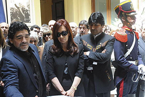 Diego Maradona, Cristina Fernndez y Evo Morales en los funerales de Nstor Kirchner. | Reuters