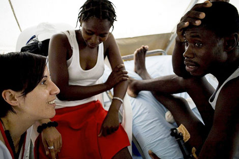 Una integrante de Mdicos sin Fronteras asiste a los haitianos. | ELMUNDO.es
