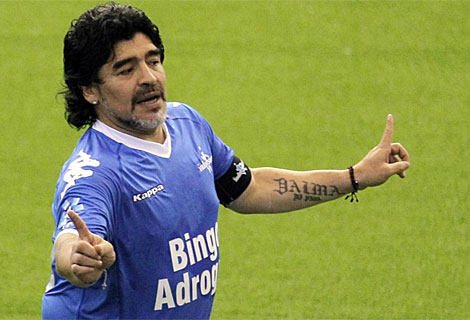 Maradona en un partido benfico por Fernando Cceres. | Reuters