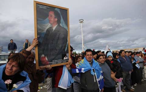Cientos de seguidores esperan el paso del fretro de Kirchner en Patagonia. | Ap