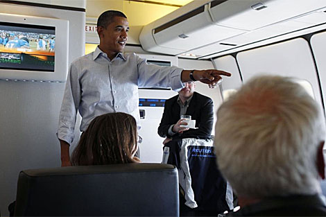 Obama el lunes a bordo del avin presidencial. | Reuters