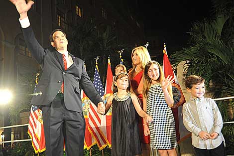 Marco Rubio y su familia celebran el triunfo de su candidatura al Senado por Florida. | Efe