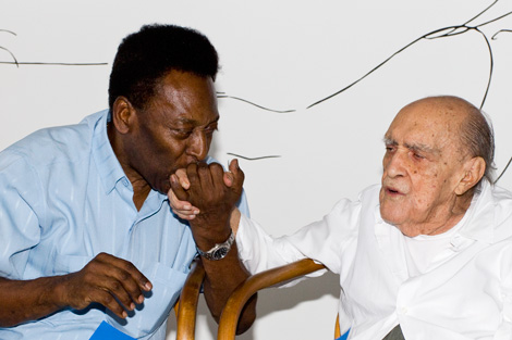 Pelé besa la mano de Niemeyer en el estudio del arquitecto en Río de Janeiro. | Rocío Badiola