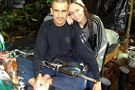 Tanja Nijmeijer junto a un guerrillero de las FARC.| Efe