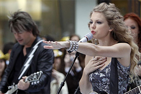 Taylor Swift (d) durante una actuacin en Nueva York. | AFP