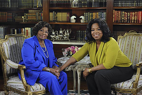 Katherine Jackson y Oprah Winfrey en una imagen grabada del 'show'. | AP