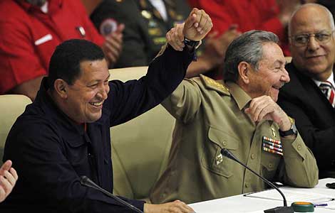 Raúl Castro (derecha) saluda de la mano de Hugo Chávez. | Ap