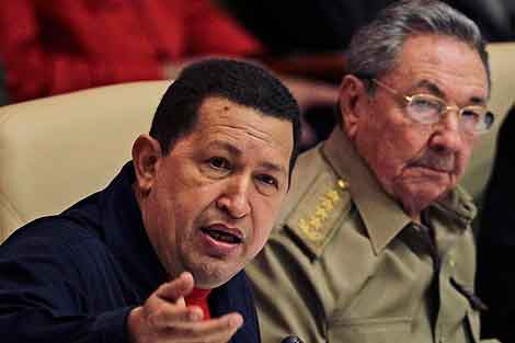 Hugo Chávez y Raúl Castro (d) en La Habana. | Reuters