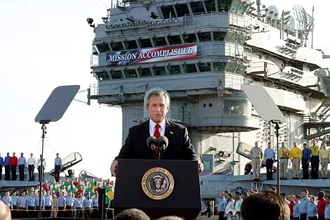 Bush declara el final de la guerra de Irak, en 2003. | Ap